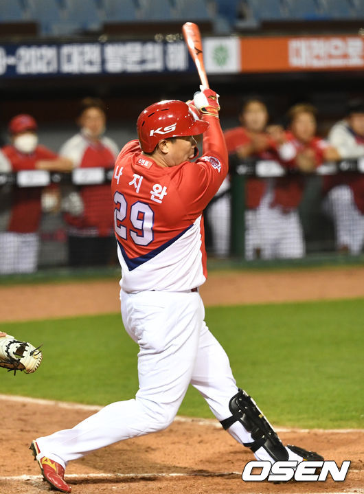 8회초 무사 선두타자로 나선 KIA 나지완이 동점 좌월 솔로포를 날리고 있다. / dreamer@osen.co.kr