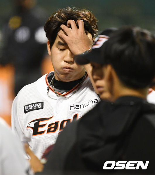 8회초 동점을 허용한 한화 투수 박상원이 이닝을 마치고 더그아웃으로 향하며 머리를 쓸어 넘기고 있다. / dreamer@osen.co.kr