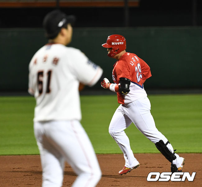 8회초 무사 선두타자로 나선 KIA 나지완이 동점 좌월 솔로포를 날리고 그라운드를 돌고 있다. / dreamer@osen.co.kr