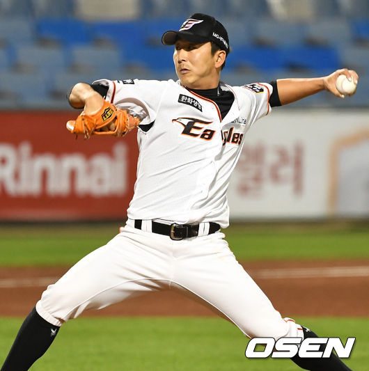 9회초 마운드에 오른 한화 투수 정우람이 힘차게 공을 뿌리고 있다. / dreamer@osen.co.kr