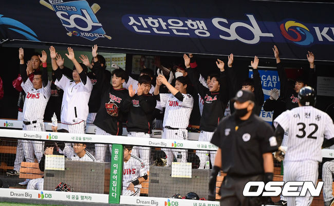 3회말 무사 2루에서 LG 김현수가 1타점 동점 적시 2루타를 날리자 더그아웃의 동료선수들이 기뻐하고 있다. /jpnews@osen.co.kr