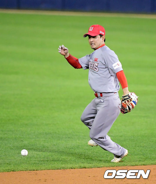 4회말 2사 만루에서 SK 김성현이 LG 김민성의 유격수 땅볼에 실책을 범하고 있다. /jpnews@osen.co.kr