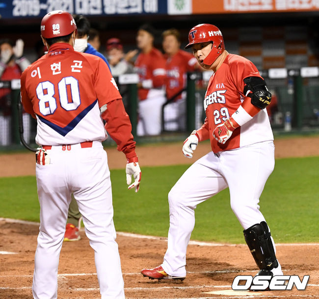 8회초 무사 선두타자로 나선 KIA 나지완이 동점 좌월 솔로포를 날리고 홈을 밟고 있다. / dreamer@osen.co.kr