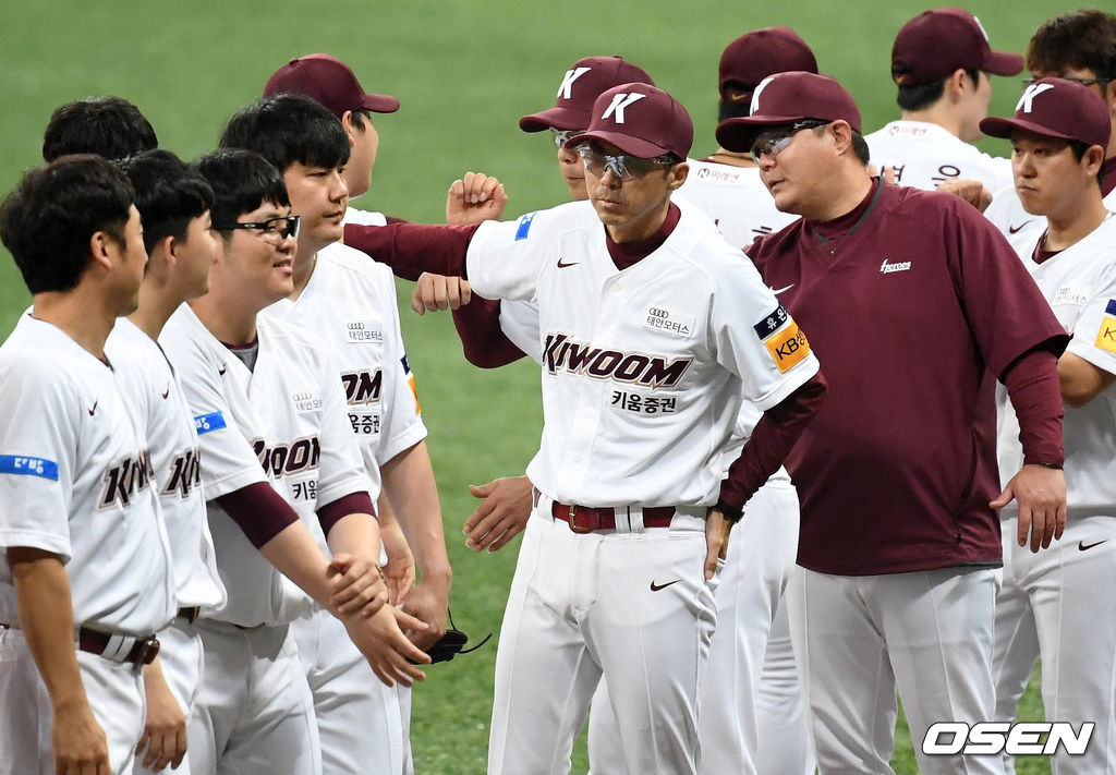 선발투수 요키시는 6이닝 3피안타 7탈삼진 1실점 비자책 호투를 펼치며 시즌 첫 승을 챙겼다. 김상수(1이닝 무실점)-이영준(1이닝 무실점)-조상우(1이닝 1실점)로 이어지는 불펜진은 리드를 내주지 않고 팀 승리를 지켰다. 조상우는 시즌 4세이브를 수확했다.경기 종료 후 키움 손혁 감독이 선수들과 승리의 기쁨을 나누고 있다./sunday@osen.co.kr