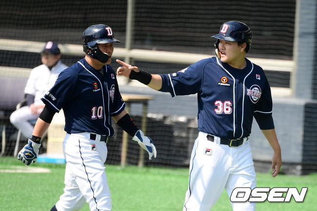 2회초 무사 2,3루에서 청팀 박세혁, 오재일이 김인태의 적시타에 홈을 밟으며 기뻐하고 있다. /jpnews@osen.co.kr