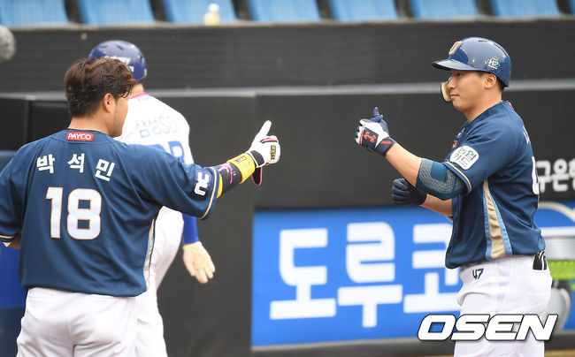 5일 오후 대구 삼성라이온즈파크에서 '2020 신한은행 SOL KBO리그' 개막전 삼성 라이온즈와 NC 다이노스의 경기가 열렸다.4회초 1사 NC 나성범이 솔로 홈런을 때린 뒤 박석민과 기뻐하고 있다. /youngrae@osen.co.kr