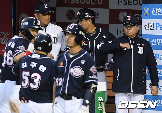 3회초 1사 3루에서 두산 최주환이 투런 우중간 홈런을 때려낸 뒤 더그아웃에서 김태형 감독의 환영을 받고 있다. /cej@osen.co.kr