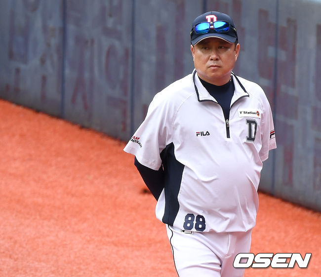 두산 김태형 감독이 선수들의 훈련을 바라보고 있다. / dreamer@osen.co.kr