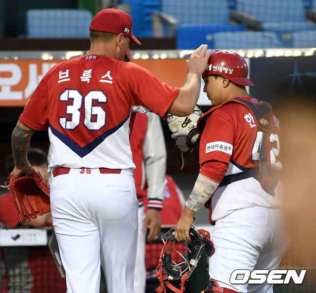 4회말 1사 1, 3루 상황 한화 이성열의 삼진 직후 3루 주자 이용규가 런다운에 걸려 KIA 유격수 박찬호의 태그에 아웃됐다. 무실점으로 이닝을 마치고 더그아웃으로 향하며 인사를 나누는 KIA 선발 브룩스와 한승택 배터리. / dreamer@osen.co.kr