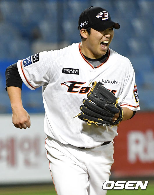 7회초 2사 1, 2루 상황 한화 선발 김민우가 KIA 유민상을 삼진으로 이끌며 무실점으로 이닝을 마무리지을 때 환호하고 있다. / dreamer@osen.co.kr