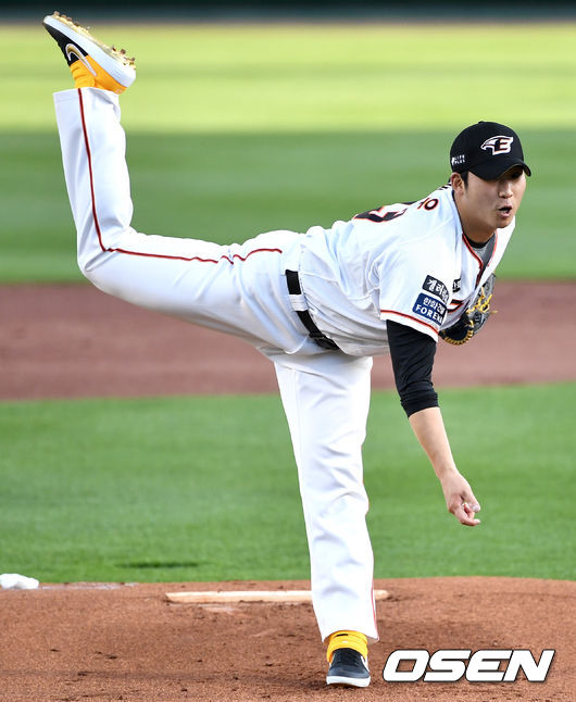 한화 선발 김민우가 힘차게 공을 뿌리고 있다. / dreamer@osen.co.kr