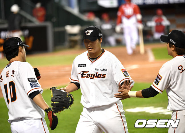 7회초 2사 1, 2루 상황 한화 선발 김민우가 KIA 유민상을 삼진으로 이끌며 무실점으로 이닝을 마무리지은 뒤 더그아웃으로 향하며 동료들과 인사를 나누고 있다. / dreamer@osen.co.kr