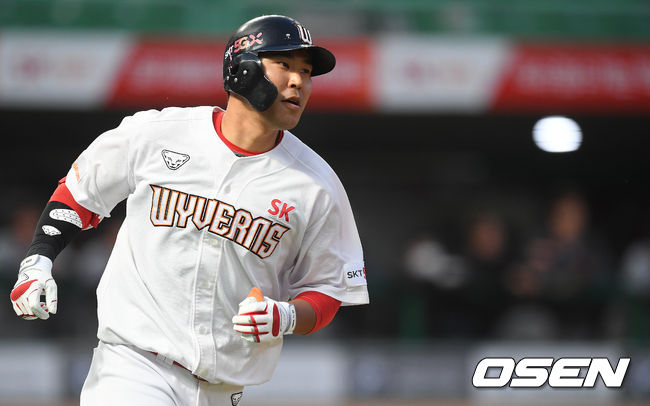 SK 한동민이 시즌 1호 홈런(투런)을 날리고 베이스를 돌고 있다. 이 홈런은 한동민의 개인통산 100홈런. /soul1014@osen.co.kr