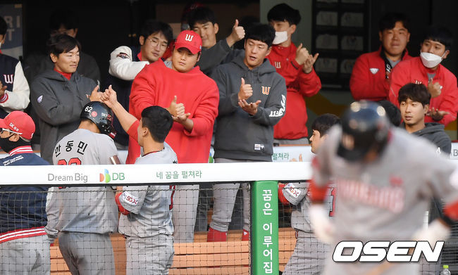 12일 오후 서울 잠실야구장에서 ‘2020 신한은행 SOL KBO리그’ LG 트윈스와 SK 와이번스의 경기가 열렸다. 2회초 1사 1루에서 SK 한동민이 우월 투런 홈런을 때려낸  더그아웃에서 축하를 받고 있다. /cej@osen.co.kr
