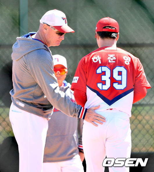 불펜 피칭을 마친 KIA 하준영을 향해 윌리엄스 감독이 격려하고 있다. / dreamer@osen.co.kr