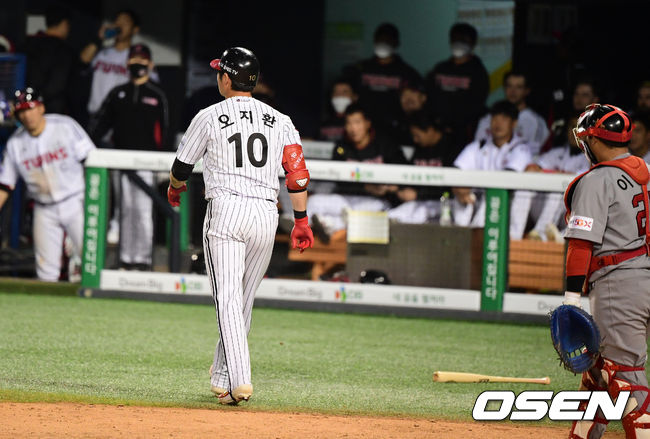 8회말 LG 오지환이 삼진에 배트를 던지며 아쉬워하고 있다./jpnews@osen.co.kr