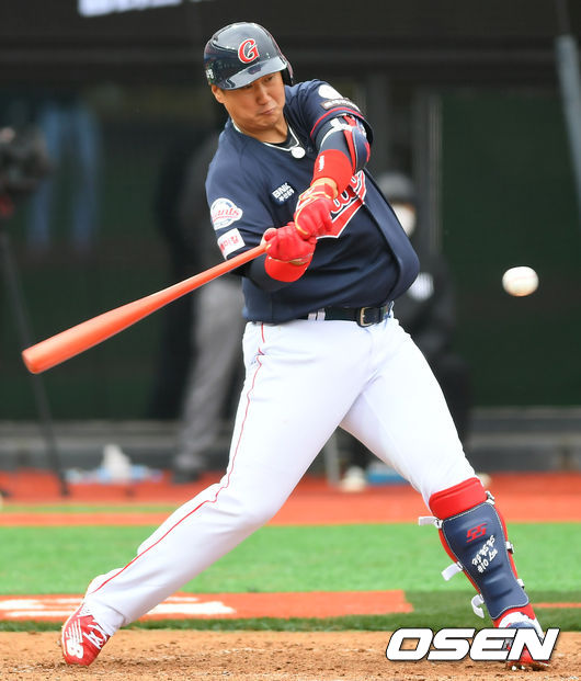 수비는 기본이고, 공격력까지 과시했다. 딕슨 마차도(롯데)가 화려하게 KBO 데뷔전을 장식했다.마차도는 5일 수원 KT위즈파크에서 열린 ‘2020 신한은행 SOL’ KT 위즈와의 개막전에서 7번-유격수로 선발 출장해 4타수 2안타(1홈런) 1득점 4타점으로 활약했다.이날 경기는 롯데 자이언츠가 KT 위즈를 상대로 7-2로 승리했다.4회말 1사에서 롯데 이대호가 안타를 치고있다./ksl0919@osen.co.kr