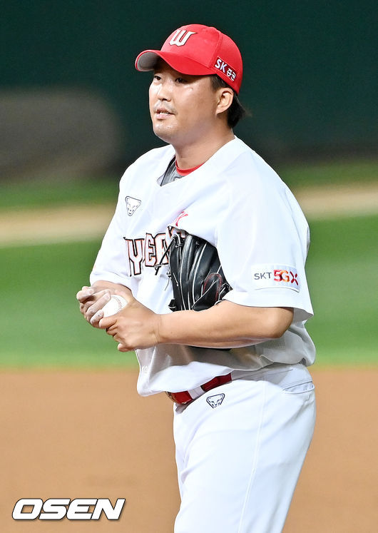 7일 오후 인천 SK행복드림구장에서 ‘2020 신한은행 SOL KBO리그’ SK 와이번스와 한화 이글스의 경기가 열렸다. 6회초 2사 주자 만루 한화 호잉과 이성열에게 밀어내기 볼넷을 내준 SK 김세현이 아쉬워하고 있다./ rumi@osen.co.kr