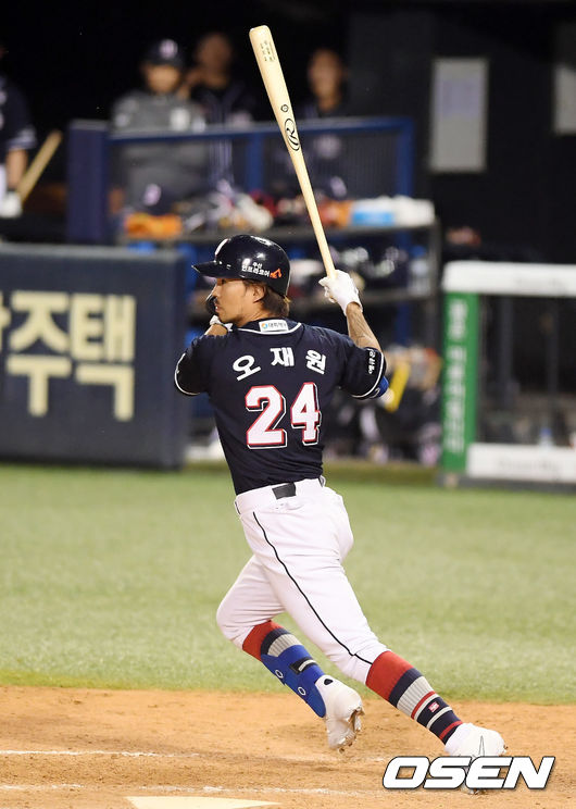9회초 2사 2루에서 두산 오재원이 중전 적시타를 때려내고 있다. /cej@osen.co.kr