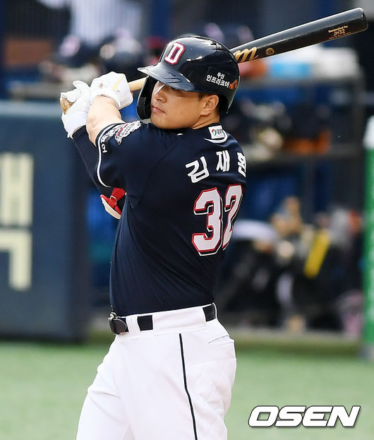 7일 오후 서울 잠실야구장에서 ‘2020 신한은행 SOL KBO리그’ LG 트윈스와 두산 베어스의 경기가 열렸다.1회초 2사 2루에서 두산 김재환이 좌전 적시 2루타를 때려내고 있다. /cej@osen.co.kr