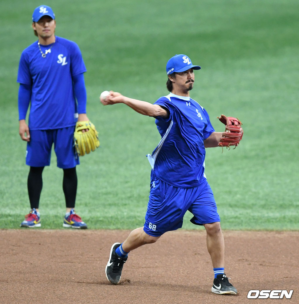 경기에 앞서 삼성 살라디노가 수비 훈련을 하고 있다. /sunday@osen.co.kr