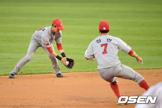 2회말 2사 만루 SK 김창평이 LG 김현수의 땅볼 타구때 실책을 범하고 있다. /youngrae@osen.co.kr