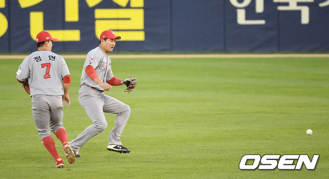 2회말 2사 만루 SK 정진기와 정현이 LG 채은성의 타구를 잡으려다 놓치고 있다. /youngrae@osen.co.kr