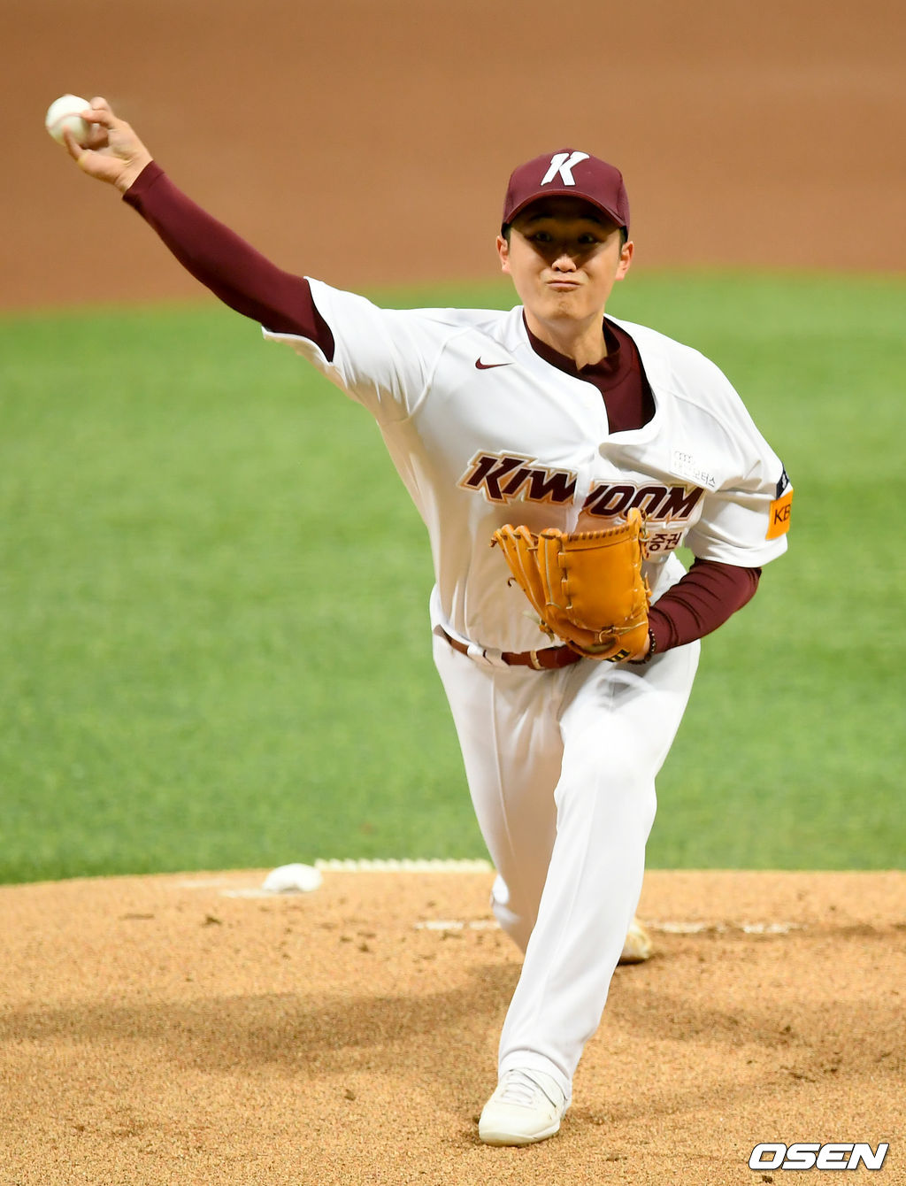 [OSEN=고척, 김성락 기자]1회초 키움 선발 최원태가 마운드에 올라 힘차게 공을 뿌리고 있다./ksl0919@osen.co.kr