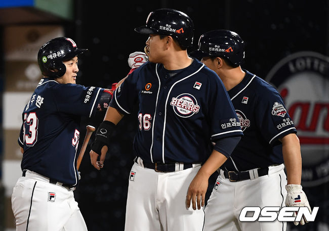 7회초 1사 1, 2루 상황 두산 최주환이 재역전 우월 스리런포를 날리고 홈을 밟은 뒤 오재일-김재환과 인사를 나누고 있다. / dreamer@osen.co.kr