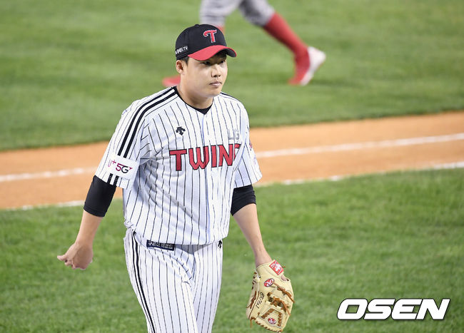 13일 오후 서울 잠실야구장에서 '2020 신한은행 SOL KBO리그' LG 트윈스와 SK 와이번스의 경기가 열렸다.6회초 이닝을 마친 LG 임찬규가 더그아웃으로 들어오고 있다. /youngrae@osen.co.kr