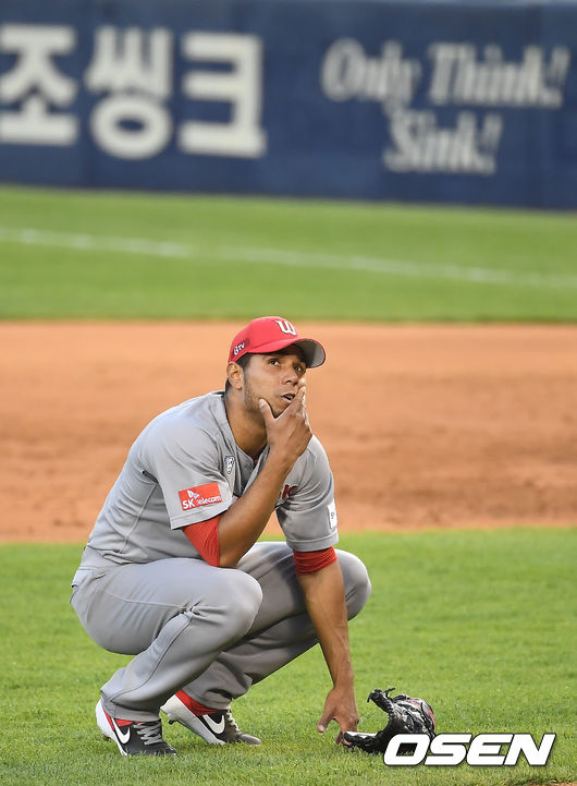 2회말 2사 만루 SK 핀토가 LG 김현수의 땅볼 타구때 김창평의 실책으로 추가 실점 한 뒤 아쉬워하고 있다. /youngrae@osen.co.kr
