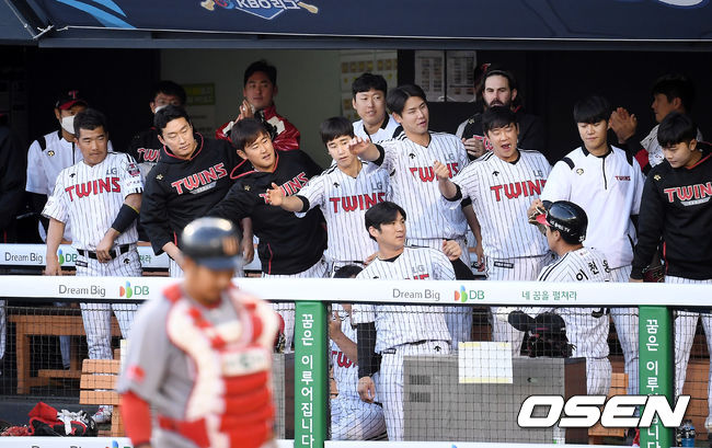 1회말 1사 3루 LG 이천웅이 채은성의 내야 땅볼때 득점을 올린 뒤 동료들과 기뻐하고 있다. /youngrae@osen.co.kr