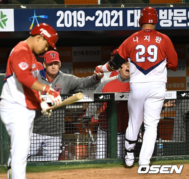 8회초 무사 선두타자로 나선 KIA 나지완이 동점 좌월 솔로포를 날리고 윌리엄스 감독과 인사를 나누고 있다. / dreamer@osen.co.kr