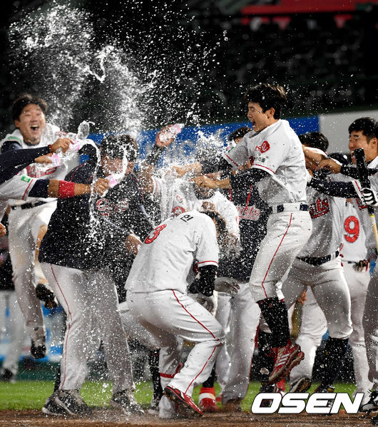 9회말 무사 선두타자로 나서 끝내기 우월 솔로포를 날린 롯데 민병헌이 홈을 밟으며 동료들의 물세례를 받고 있다. / dreamer@osen.co.kr
