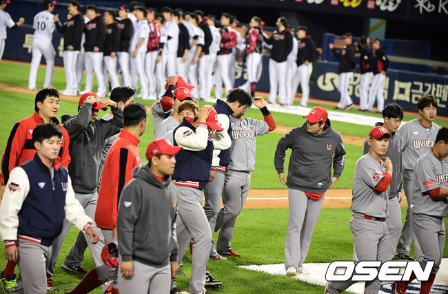 경기를 마치고 SK 선수들이 패배를 아쉬워하고 있다./jpnews@osen.co.kr