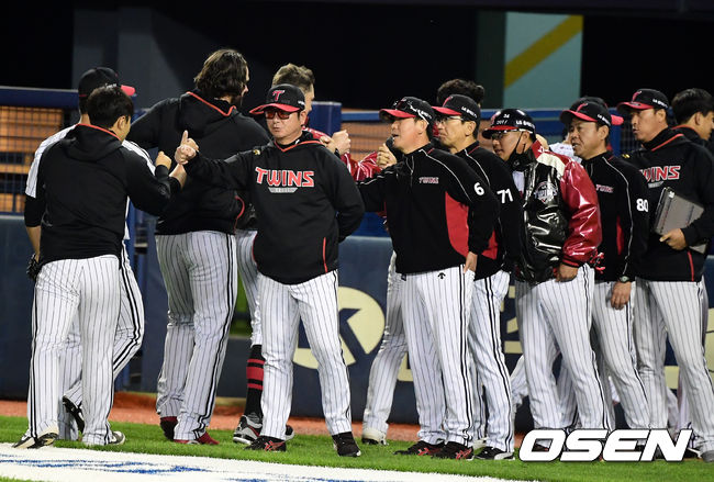 경기를 마치고 LG 류중일 감독이 선수들과 승리 하이파이브를 하고 있다./jpnews@osen.co.kr