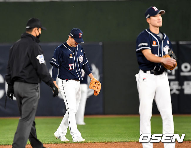 5회말 무사 선두타자로 나선 롯데 정보근의 내야 땅볼 때 실책을 범한 두산 2루수 류지혁이 아쉬워하고 있다. / dreamer@osen.co.kr