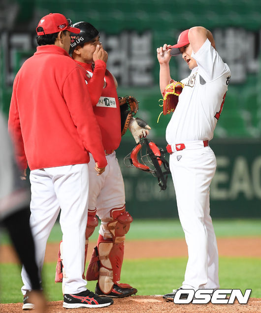 9회초 SK 마무리 투수 하재훈이 송광민 솔로홈런, 김태균 2루타를 허용한뒤 최상덕 코치와 이야기를 나누고 있다./    soul1014@osen.co.kr