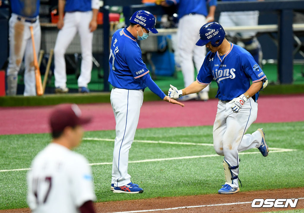 [OSEN=고척, 김성락 기자]13일 오후 서울 고척스카이돔에서 '2020 신한은행 SOL KBO리그' 키움 히어로즈와 삼성 라이온즈의 경기가 열렸다.9회초 1사 상황, 삼성 이성규가 홈런을 날리고 박진만 코치와 하이파이브를 하고있다./ksl0919@osen.co.kr