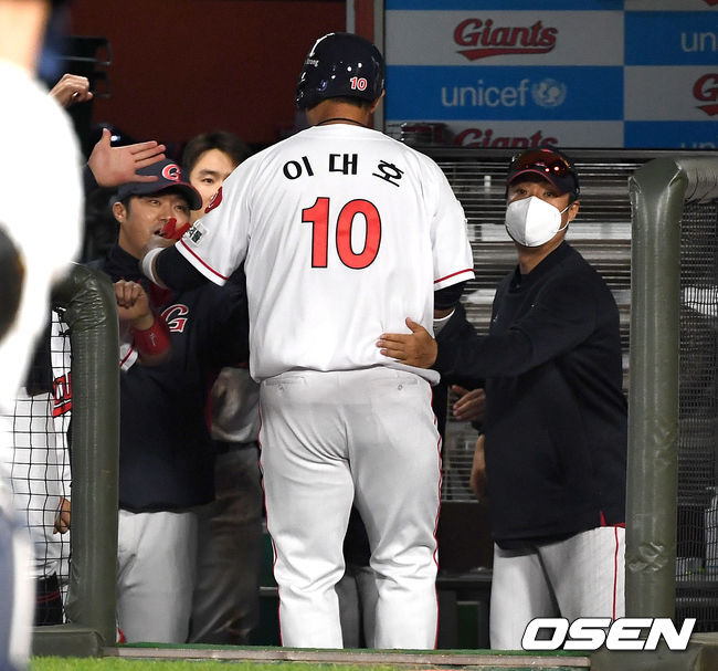 8회말 2사 3루 상황 롯데 안치홍의 다시 앞서가는 1타점 적시타 때 홈을 밟은 이대호가 허문회 감독과 인사를 나누고 있다. / dreamer@osen.co.kr
