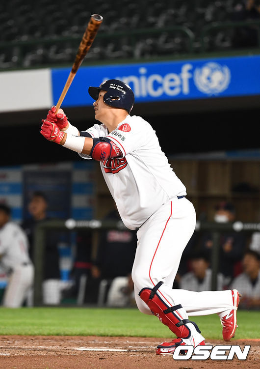 8회말 1사 1, 2루 상황 롯데 이대호가 동점 1타점 2루타를 날리고 있다. / dreamer@osen.co.kr
