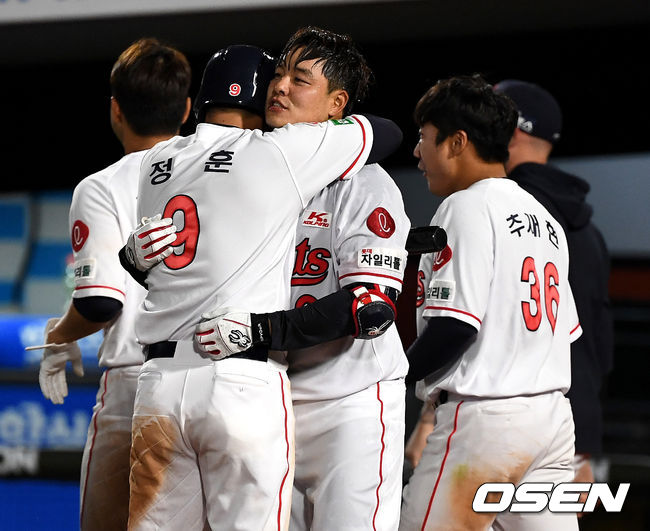 끝내기 홈런을 날린 민병헌과 정훈이 포옹하며 기뻐하고 있다. / dreamer@osen.co.kr