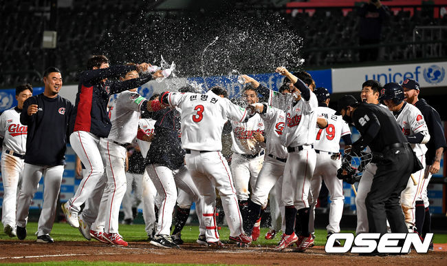 9회말 무사 선두타자로 나선 롯데 민병헌이 끝내기 우월 솔로포를 날리고 홈을 밟으며 동료들의 축하를 받고 있다. / dreamer@osen.co.kr