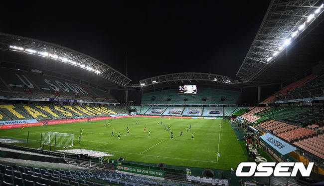 양팀 선수들이 경기를 치르고 있다. /youngrae@osen.co.kr 