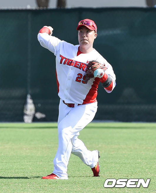 KIA는 이번 스프링캠프 명단에 선수만 54명을 올리며 10개 구단 가운데 가장 큰 규모로 훈련을 진행한다.나지완이 외야수비를 하고 있다. / soul1014@osen.co.kr