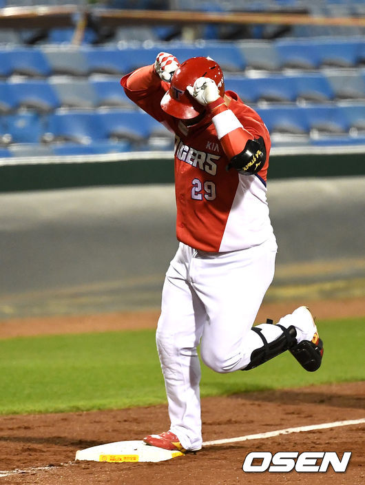 8회초 무사 선두타자로 나선 KIA 나지완이 동점 좌월 솔로포를 날리고 그라운드를 돌며 세리머니를 하고 있다. / dreamer@osen.co.kr