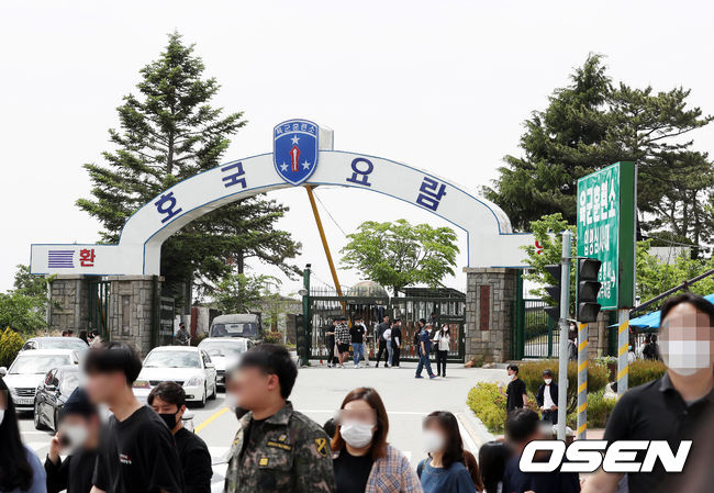 엑소(EXO) 수호(본명 김준면)가 14일 오후 충남 논산 육군훈련소에 입소했다. 입소해 4주간의 기초군사훈련을 마친 후 사회복무요원으로 대체 복무할 예정이다. 이날 수호는 별도의 행사 없이 다른 훈련생들과 함께 조용히 입소를 마쳤다. 사진은 수호가 입소한 입영심사대 입구. /cej@osen.co.kr