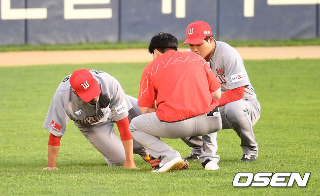 1회말 무사 2루 SK 고종욱이 LG 김현수의 뜬공을 잡은 뒤 통증을 호소하고 있다. /youngrae@osen.co.kr