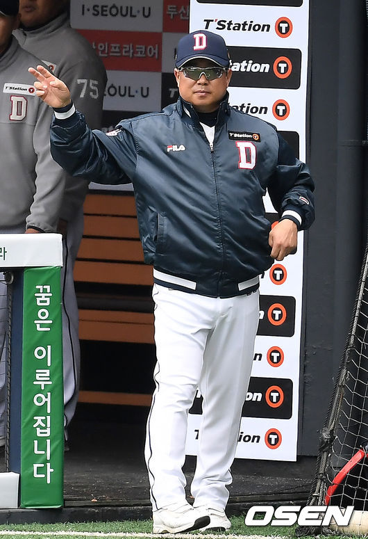 10일 오후 서울 잠실야구장에서 '2020 신한은행 SOL KBO리그' 두산 베어스와 KT 위즈의 경기가 열렸다.8회초 2사 만루 두산 김태형 감독이 투수 교체를 지시하고 있다. /youngrae@osen.co.kr