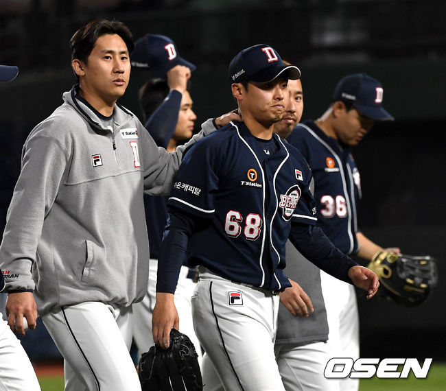 끝내기 홈런을 내준 두산 이형범이 그라운드를 나서고 있다. / dreamer@osen.co.kr